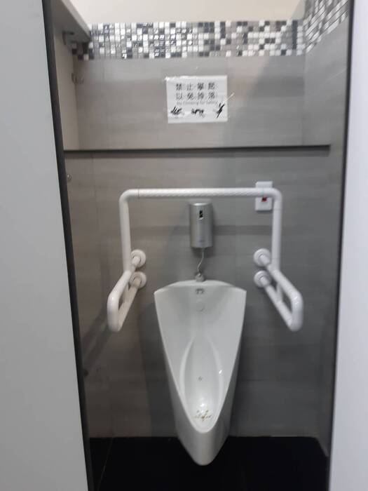 獨立隔間無障礙小便斗